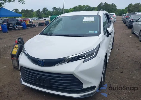 2021 Toyota Sienna Le z USA, uszkodzony, nr VIN 5TDKRKECXMS059444
